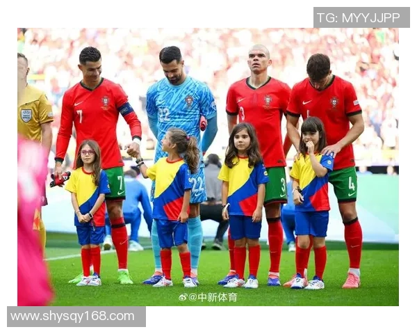 当足球场上的球童邂逅巨星那一刻温情与梦想的交汇