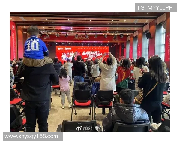 足球场上的暖心瞬间 球星与粉丝的深情互动与感动时刻