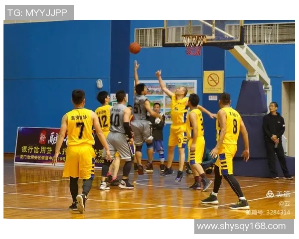 足球巨星畅游上海夜景 璀璨灯火下尽显风采与魅力